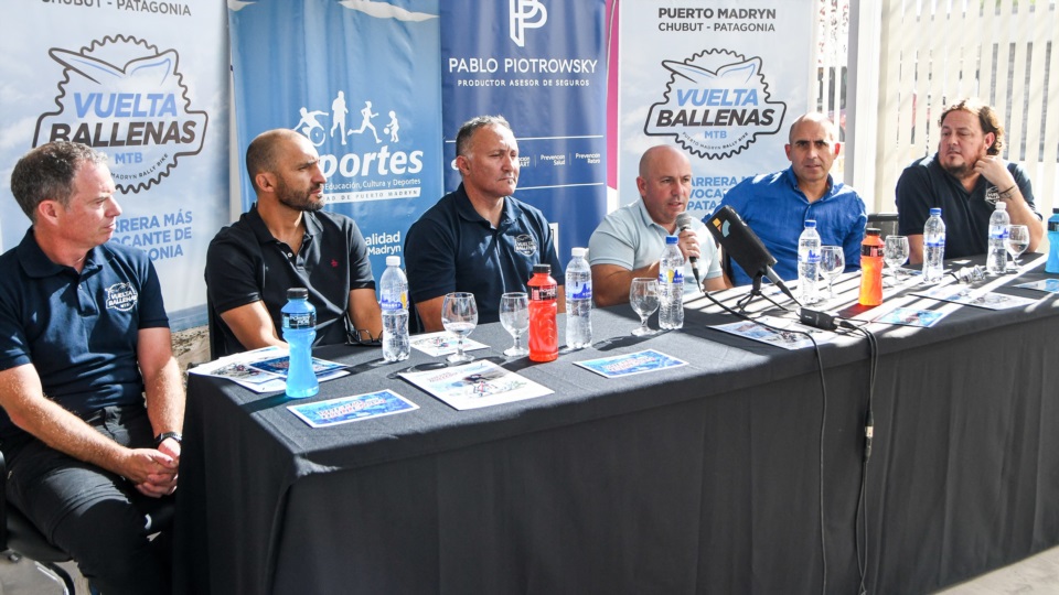 El intendente Gustavo Sastre junto a los organizadores del evento y autoridades locales. 