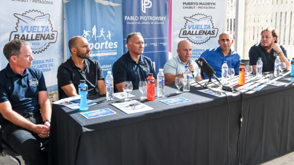 El intendente Gustavo Sastre junto a los organizadores del evento y autoridades locales. 