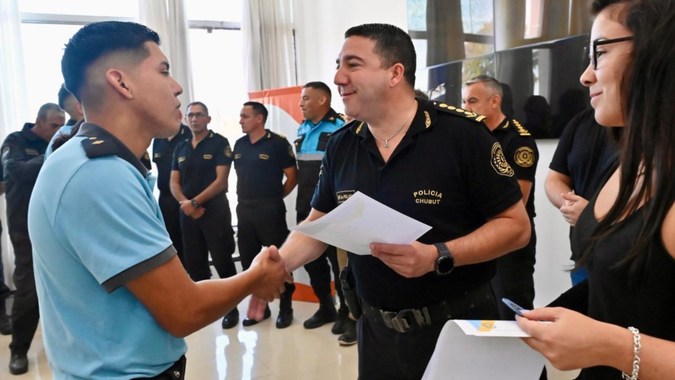 El jefe de Policía, Andrés García entregando uno de los certificados.