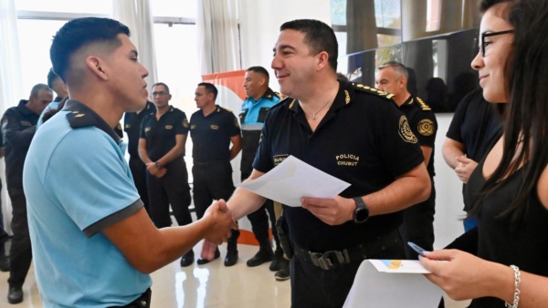 El jefe de Policía, Andrés García entregando uno de los certificados.