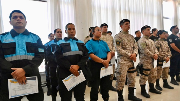 Policías tras los cursos de "Operador de Escudo" y de "Conducción de Moto-Vehículos Policiales GRIM".