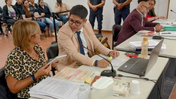 La fiscal Andrea Vázquez y el funcionario Alexis Ubillla.