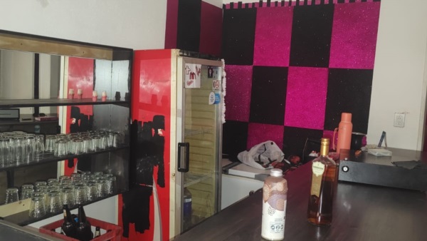 Además de la explotación sexual, uno de los sitios funcionaba como bar clandestino..