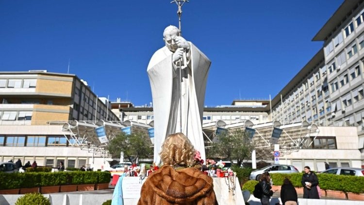 Una mujer reza por el Papa frente al Policlínico Gemelli de Roma.