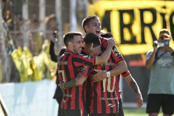 Nazareno Solis festeja el primer gol en Madryn. Foto: Maxi Jonas.
