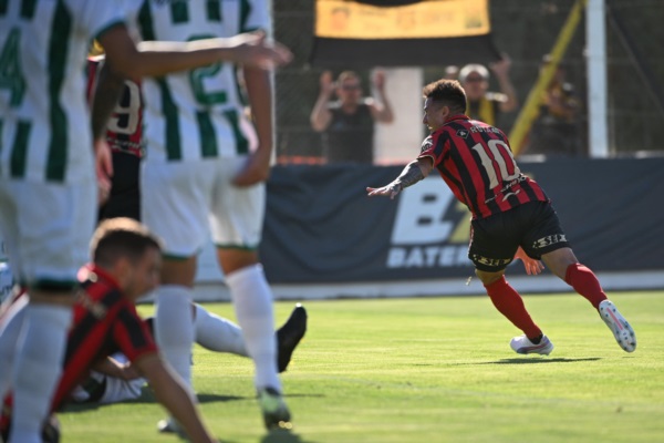 Solís festeja el 1-0. Foto: Maxi Jonas.