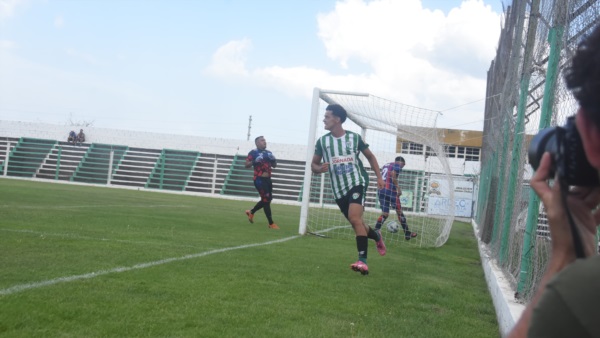 Julián Beloqui festeja su gol en el primer tiempo. Foto: Sergio Esparza.