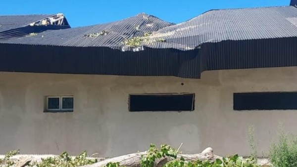 El techo dañado de la escuela técnica 7727.