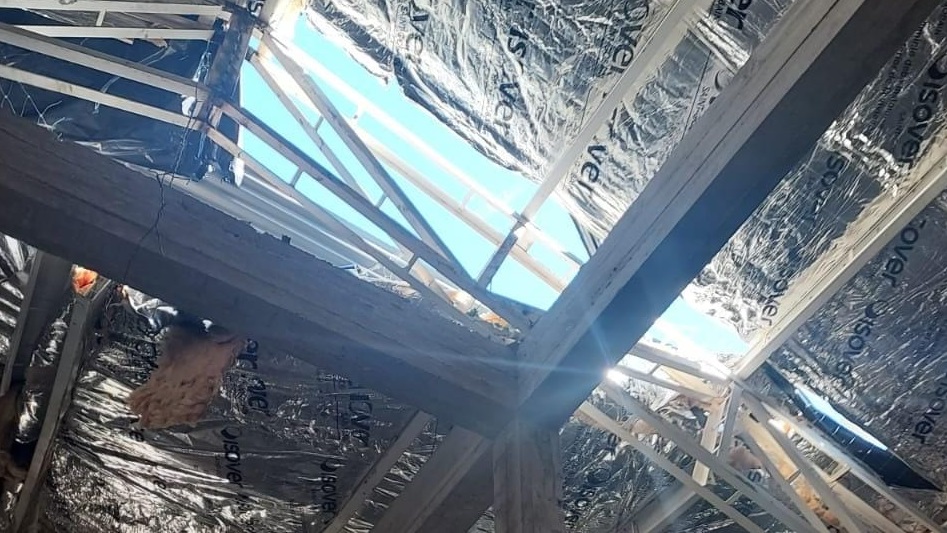Parte del álamo rompió las chapas en la obra de construcción.