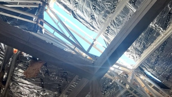 Parte del álamo rompió las chapas en la obra de construcción.
