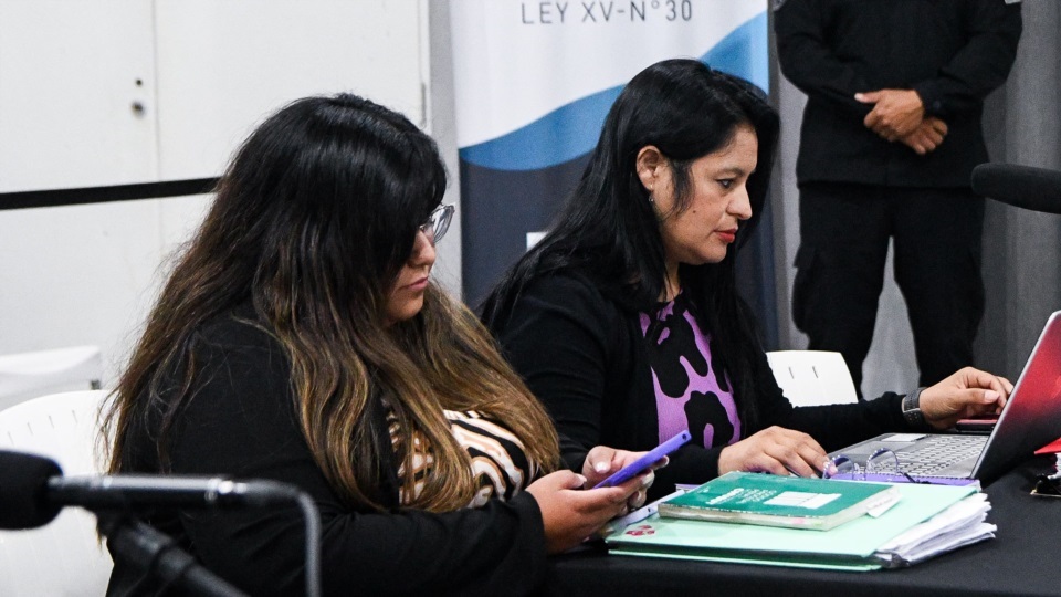 La penalista Olavarría (derecha), una querellante.
