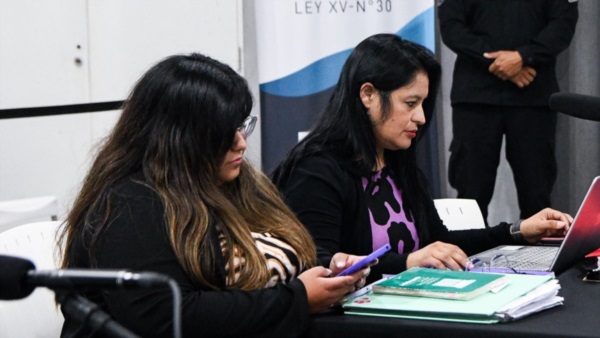 La penalista Olavarría (derecha), una querellante.