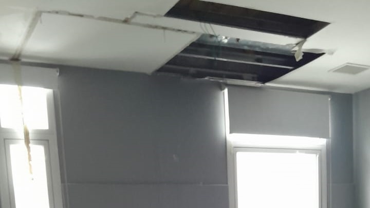 El sector Maternidad del Hospital no se salvó del temporal. Los daños están a la vista. 