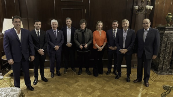 Milei y los gobernadores. La foto es de octubre de 2024. La alianza contnúa.