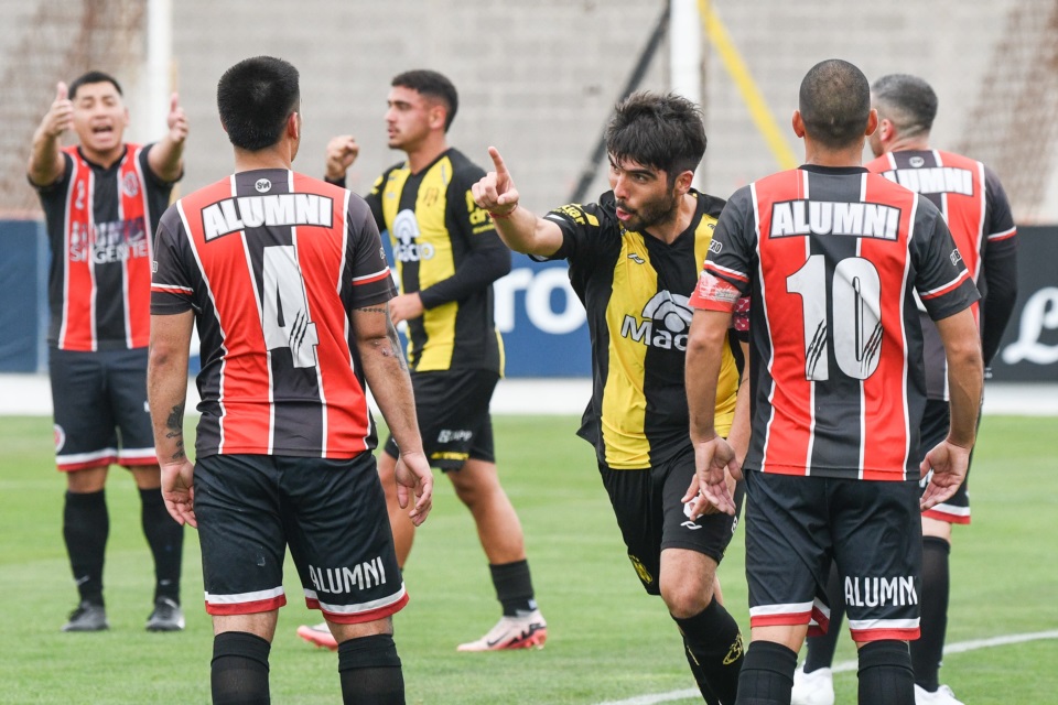 Catriel Monochio convierte el 1-0 de Madryn. Foto: Mariano Di Giusto/Jornada Medios.