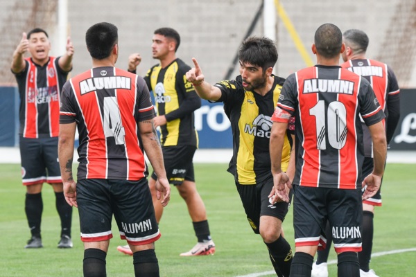 Catriel Monochio convierte el 1-0 de Madryn. Foto: Mariano Di Giusto/Jornada Medios.