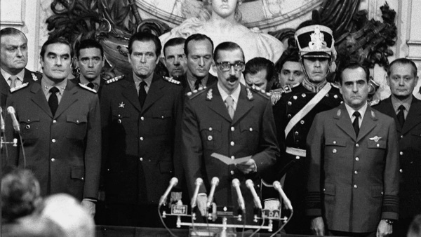 Jura Videla como presidente de facto. A su lado, Massera y Agosti.