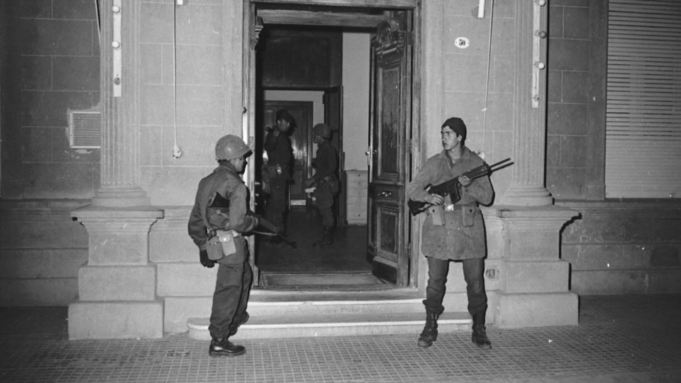 Fontana 50 custodiada. La Casa de Gobierno chubutense en la madrugada del 24 de marzo de 1976.