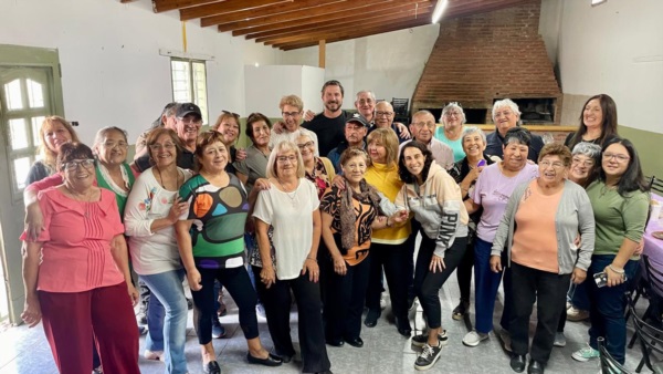Gerardo Merino en el centro de jubilados "Justicia Social".