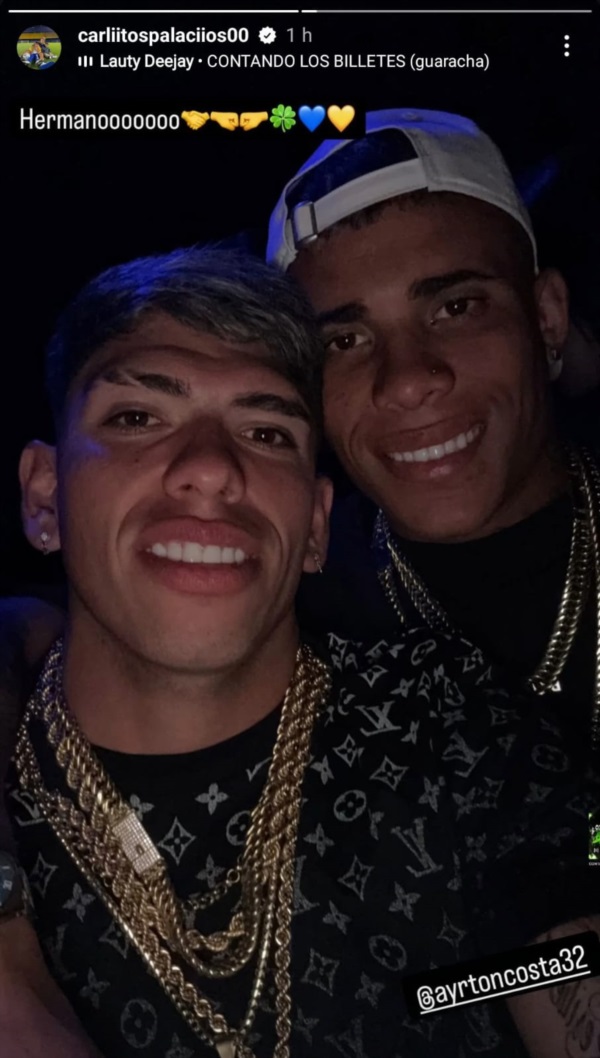 Este domingo, Carlos Palacios posteó en sus redes sociales una foto con Ayrton Costa disfrutando de un lugar nocturno.