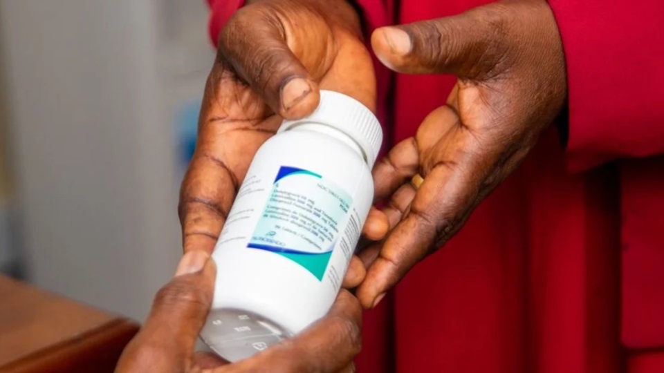 Un paciente de Tanzania recibe medicación antirretrovírica para tratar el VIH.