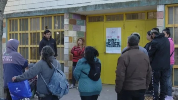 La entrada de la escuela marplatense donde ocurrieron los hechos.