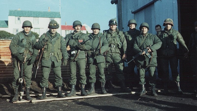 Integrantes del escuadrón antes de partir a Malvinas - 1982
