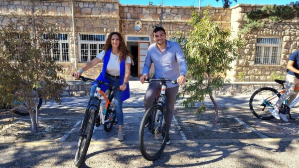 Loyola y Zárate con las bicicletas recepionadas en Camarones.