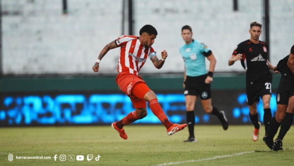 Tapia, hijo de "Chiqui", remata al gol.