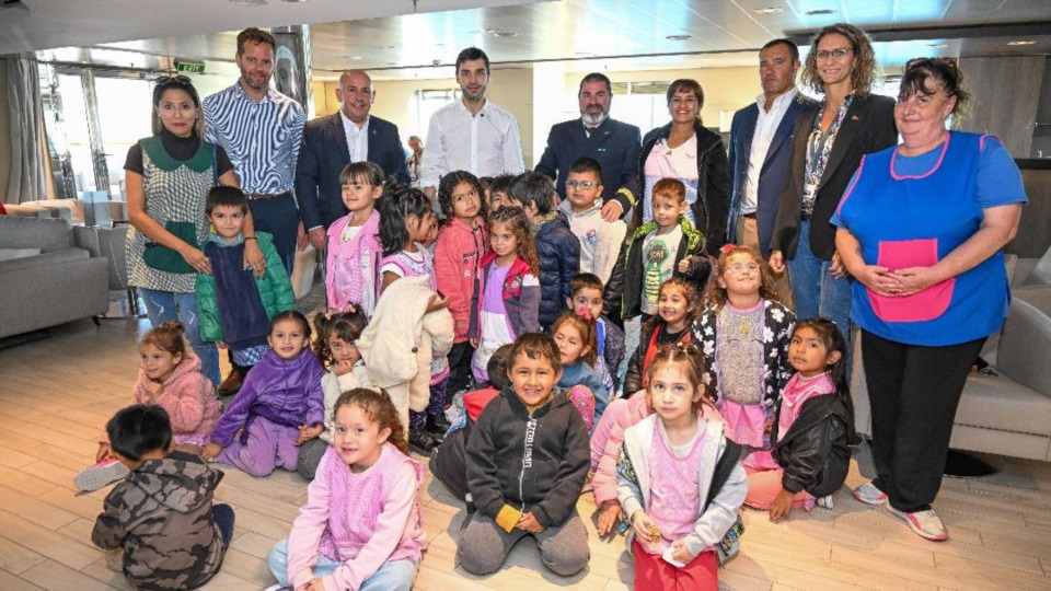 Torres con un grupo de niños del establecimiento escolar N° 457.