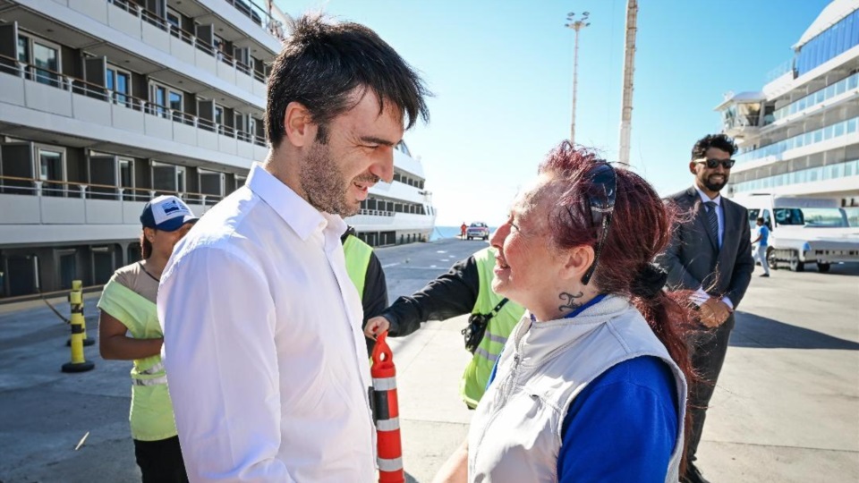 El gobernador saludando. Remarcó la excelente temporada de cruceros.