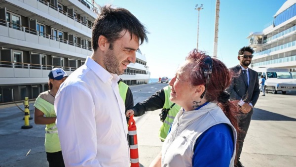 El gobernador saludando. Remarcó la excelente temporada de cruceros.