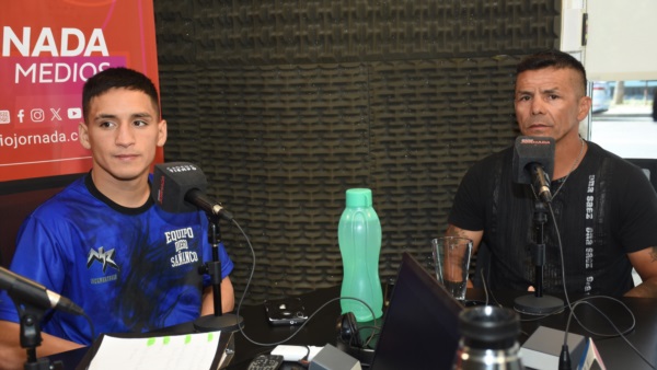 Dylan Navarro y su entrenador Diego Sañanco visitaron Jornada Radio en la previa. (Foto: Sergio Esparza/Jornada).
