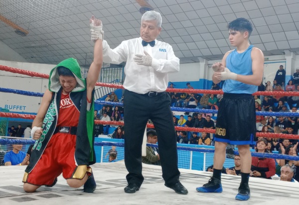 El chico dolavense Ariel Martínez festeja su clasificación al Argentino Juvenil al imponerse al santacruceño Tenorio.