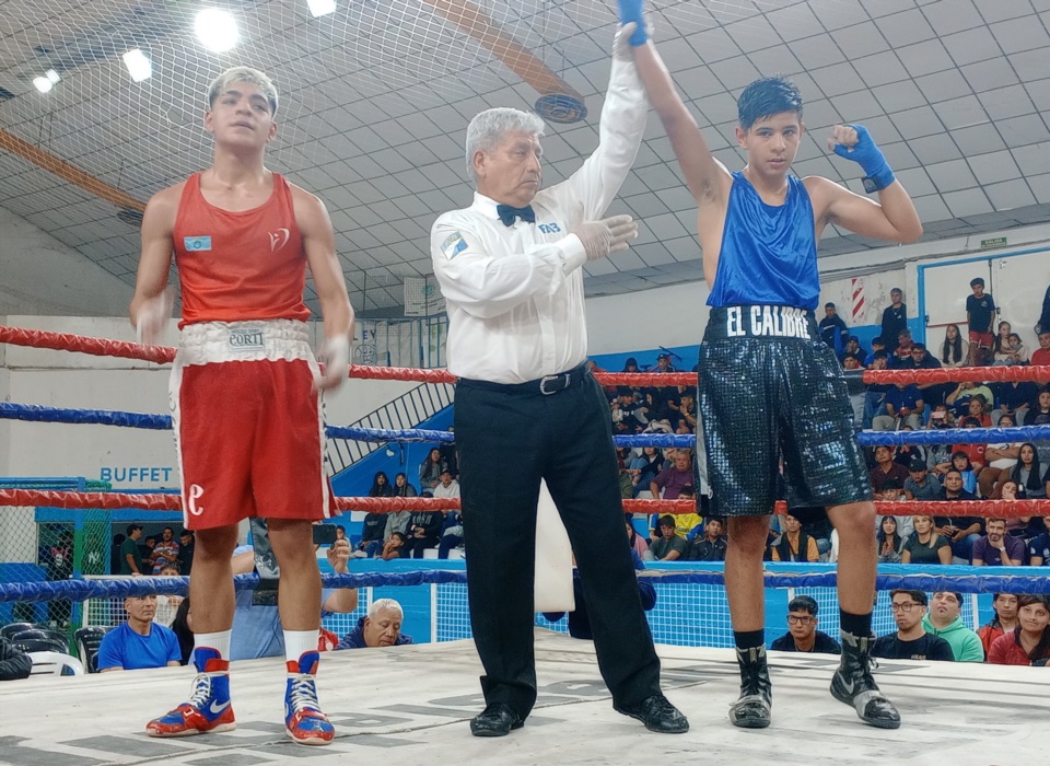 El chico de San Julián, Máximo Cáceres, venció al trelewense Tiziano Fuentes y se clasificó al Nacional amateur.