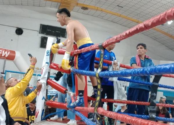 Dylan festeja eufórico su tercer nocaut en cuatro peleas profesionales.