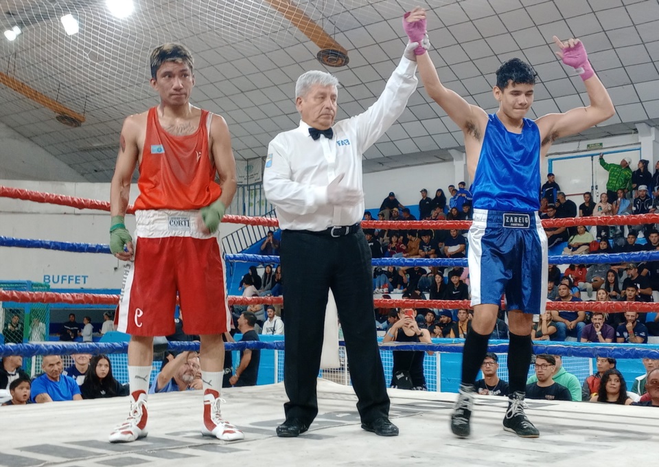 El santacruceño Acosta, pupilo del "Huracán" Narváez, es declarado ganador ante el trelewense Puchi.