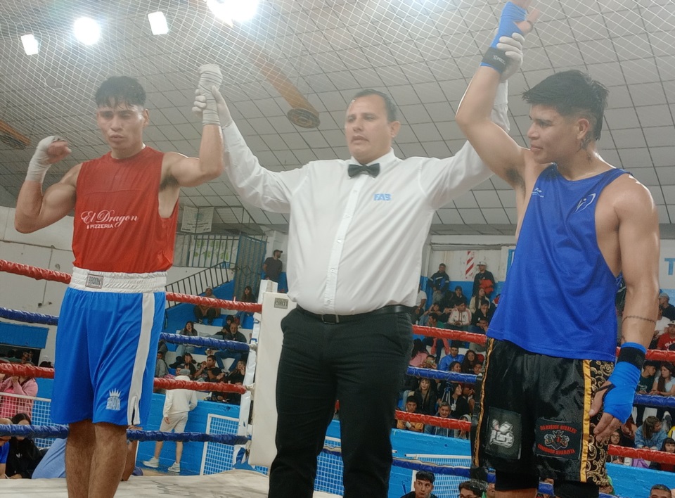 Alegría repartida en el único empate de la noche entre el trelewense Rodríguez y el comodorense Oñatibia.