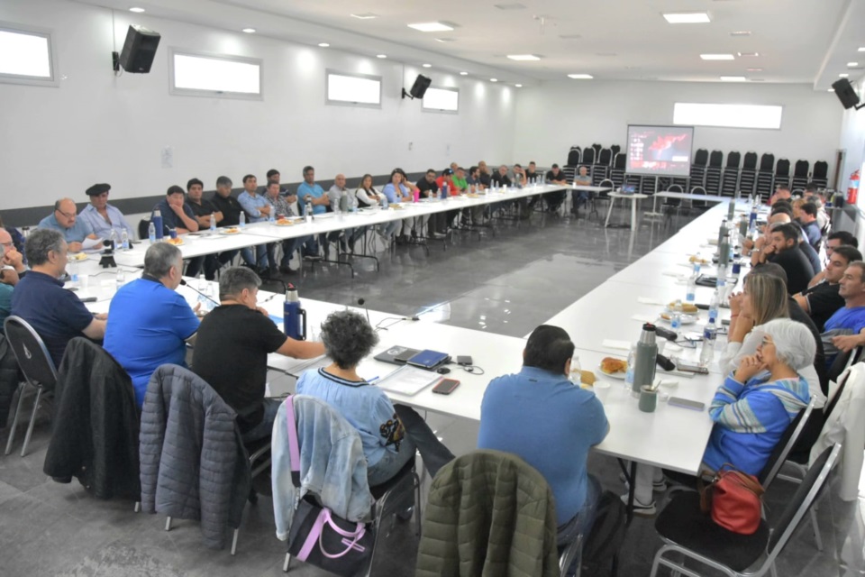 Alerta y movilización. Más de 70 dirigentes de Luz y Fuerza de la Patagonia reunidos en Trelew.