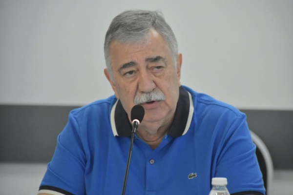 Héctor González, sin pelos en la lengua.