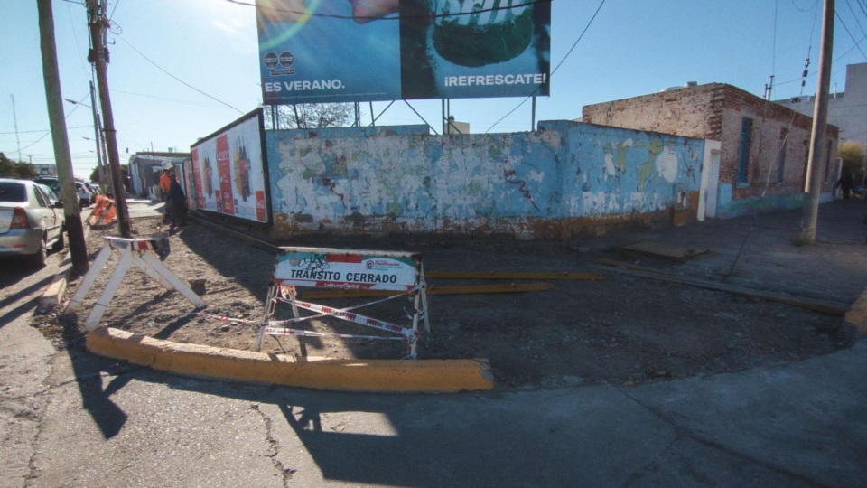 La esquina de las calles Conesa y Belgrano están siendo reparadas.