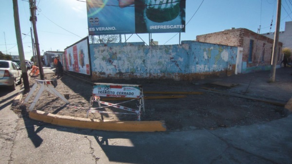 La esquina de las calles Conesa y Belgrano están siendo reparadas.