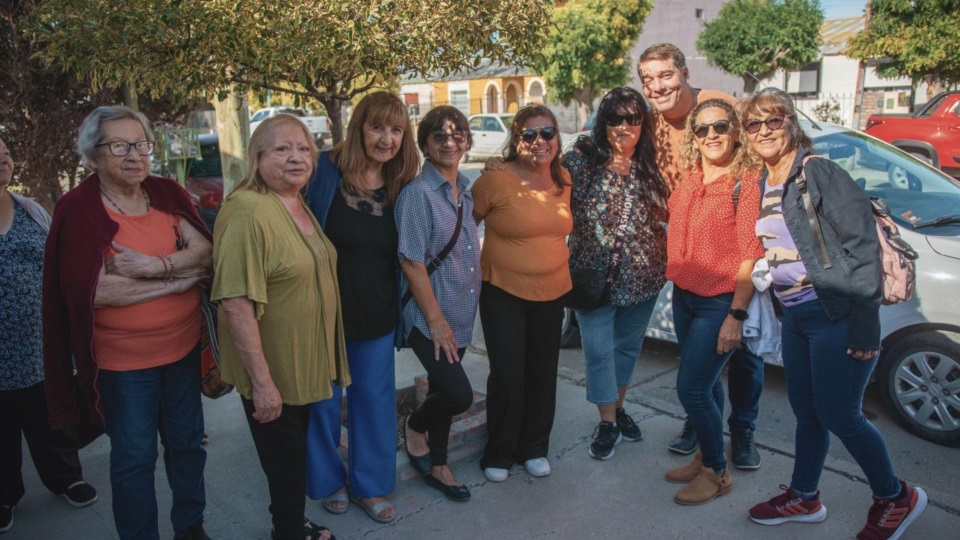 Damián Biss con miembros del Club de Amigos Adultos Mayores.