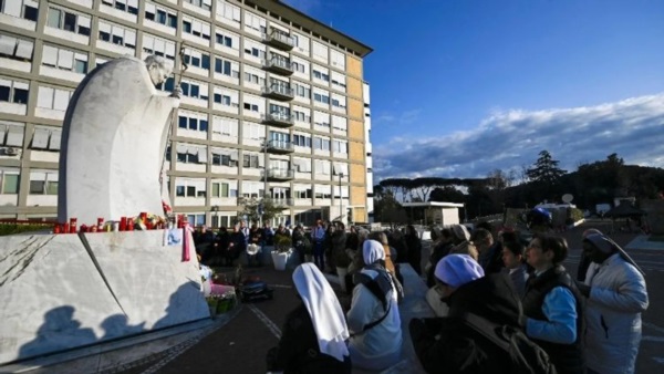 Los fieles rezan por el Papa. Foto: Agencia Noticias Argentinas/Vatican News
