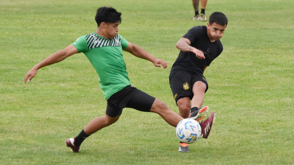 El juego tuvo una gran intensidad en los primeros 25 minutos.