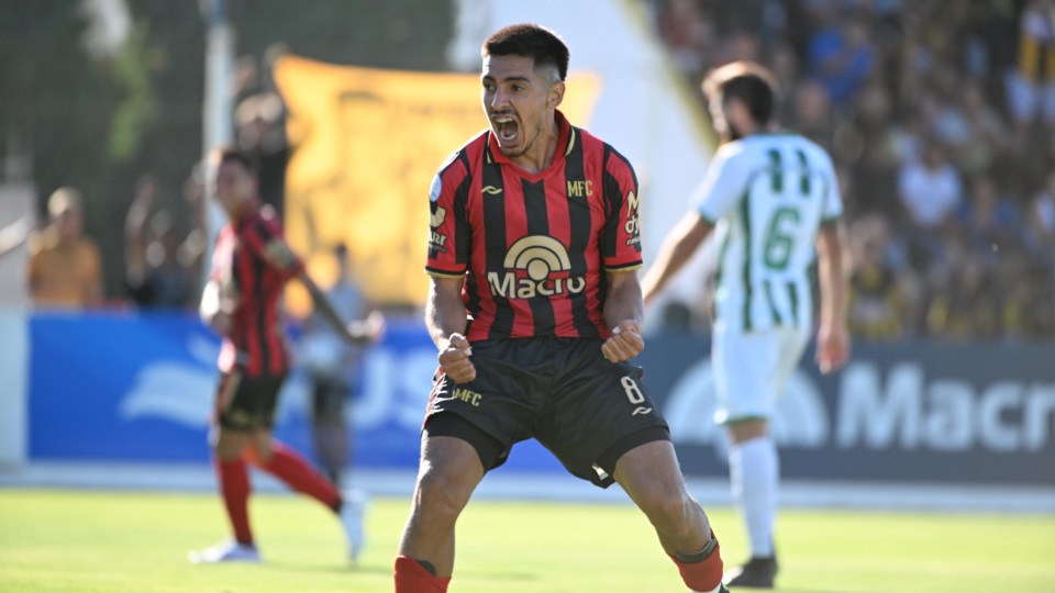 Abel Bustos festeja el segundo gol de Madryn. Foto: Maxi Jonas.