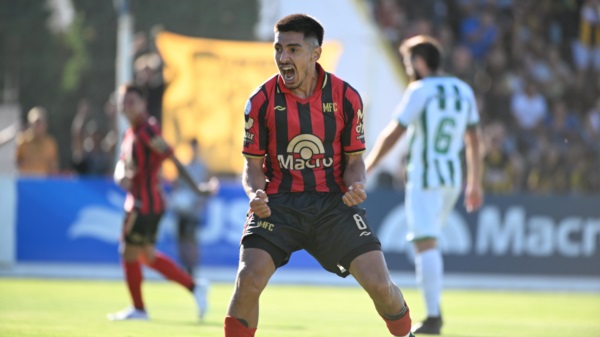 Abel Bustos festeja el segundo gol de Madryn. Foto: Maxi Jonas.