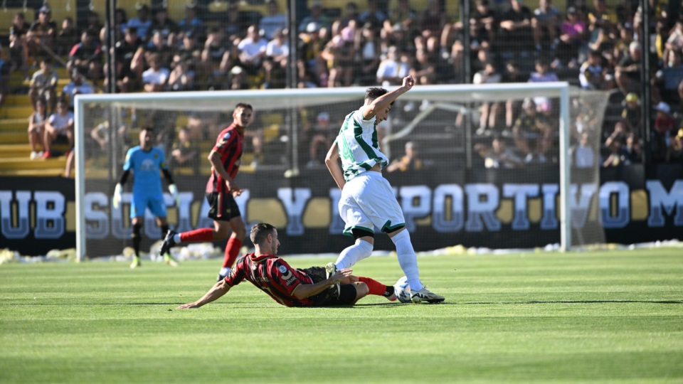 Diego Crego, una de las figuras del partido con dos asistencias. Foto: Maxi Jonas.