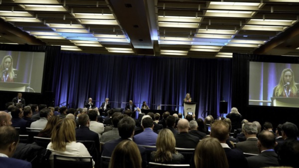 Karina Milei disertando en el PDAC Canadá 2025.