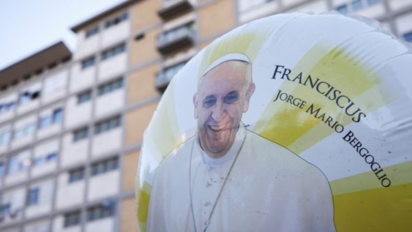 Un globo con una imagen del papa Francisco flota frente al hospital Gemelli. FOTO:REUTERS/Guglielmo Mangiapane